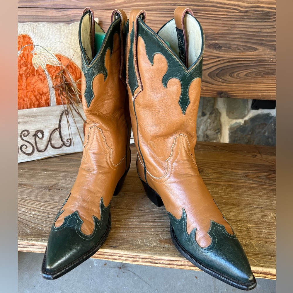 Larry Mahan boots. Brown with forest green trim. 7N